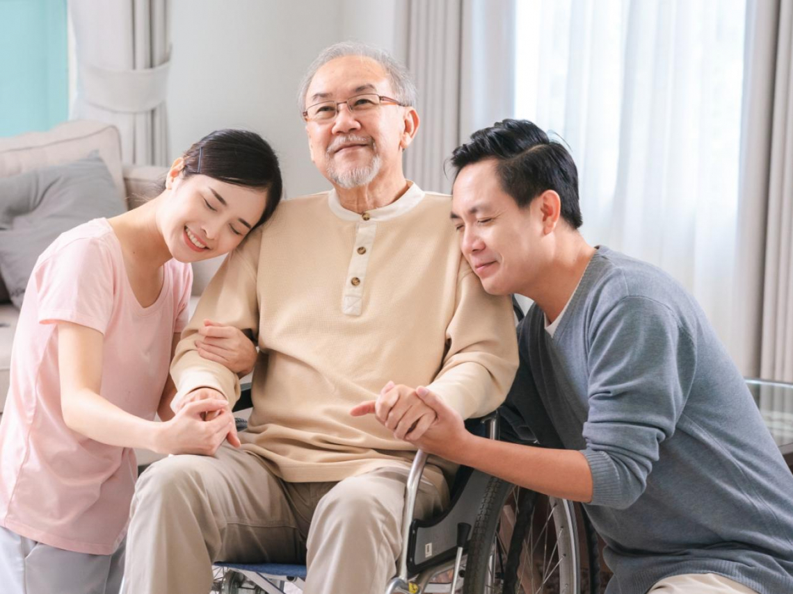 家人出院後誰接手？掌握3關鍵，海外兒子「跨海照護」盡孝道…父：我在這裡很好，你放心上班吧